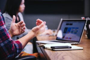 【関わると損する】職場にいる幼稚な人の特徴5つと対処法 | キタブロ